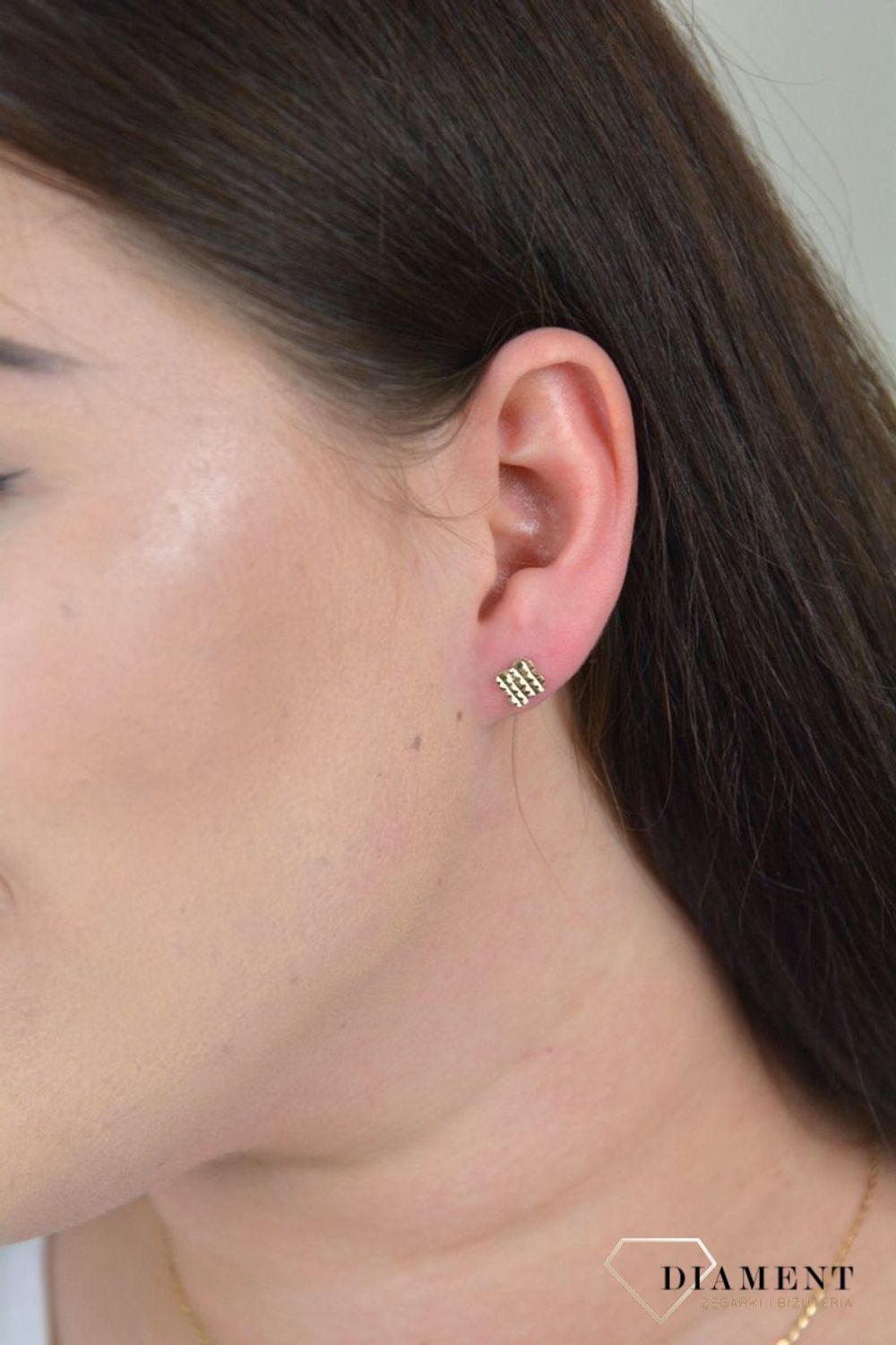 Złote kolczyki przy uchu czterolistna koniczynka KL 7391.jpg